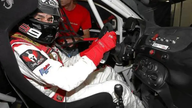 Jorge Lorenzo sujeta con determinación el volante del Abarth 500 Assetto Corse.
