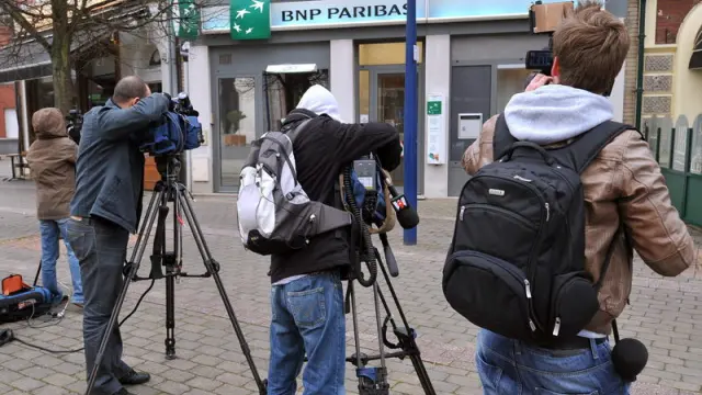 Las cámaras esperaban a Éric Cantona frente a las oficinas de su entidad bancaria