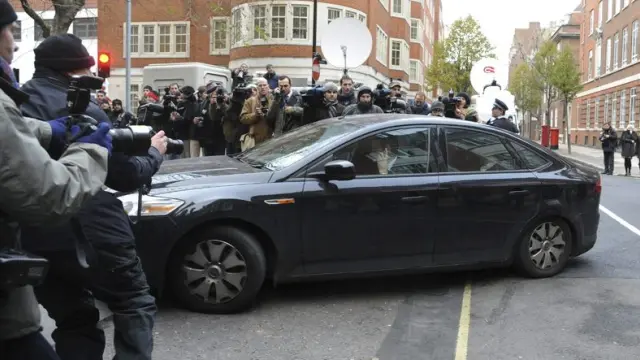 Julian Assange a su llegada a los juzgados