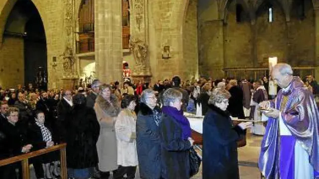 Cientos de barbastrenses abarrotaron ayer la catedral.