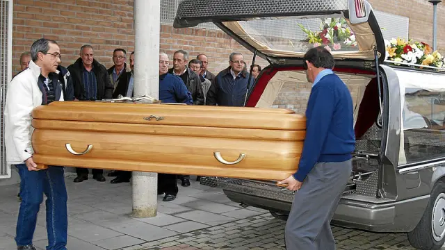 Llegada del féretro de la víctima al funeral, que fue oficiado en el polideportivo de Torrente de Cinca.
