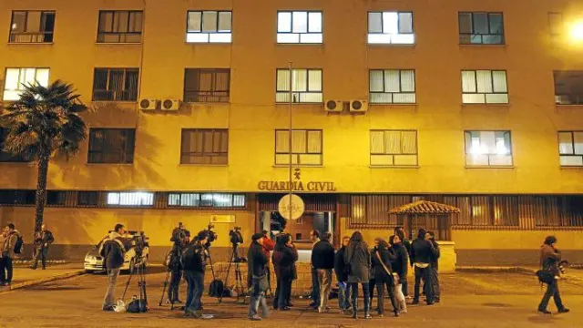 Expectación de medios informativos en el cuartel de la Guardia Civil de Palencia mientras declaraba Marta Domínguez.