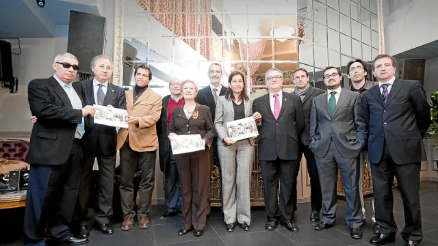 Miembros de atades junto a representantes del Real Zaragoza y del CAI.