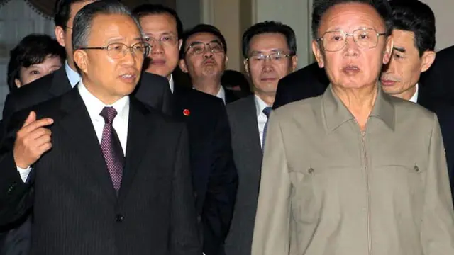 El líder norcoreano, Kim Jon-il, con el consejero de Estado chino Dai Bingguo
