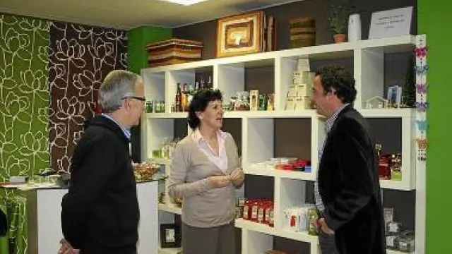 Heras, a la derecha, en la visita a la tienda de Cáritas.