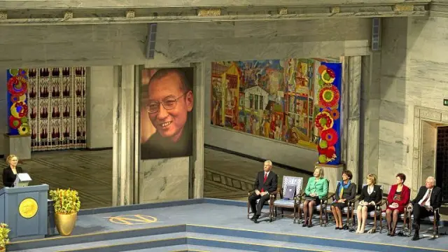 Liv Ullmann lee un discurso de Xiaobo ante los miembros del Comité Nobel y la silla en la que debía haberse sentado el premiado.