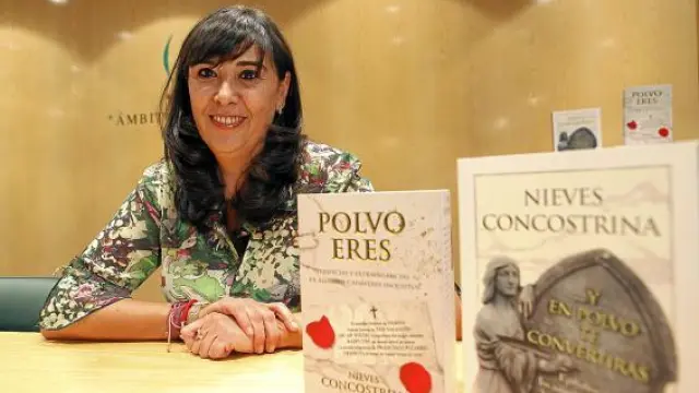 Nieves Concostrina, junto a sus libros, en el Ámbito Cultural de El Corte Inglés de Zaragoza.