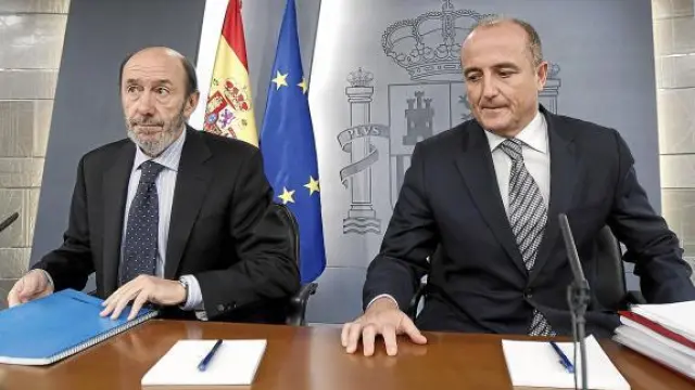 El vicepresidente primero, Alfredo Pérez Rubalcaba, y el ministro de Industria, Miguel Sebastián, ayer.