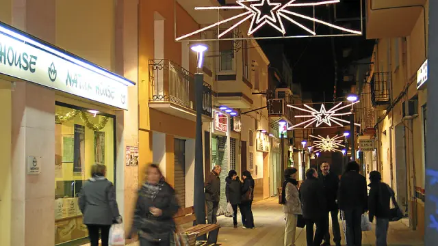 Decoración navideña en Binéfar, que celebra una feria comercial en sus calles.