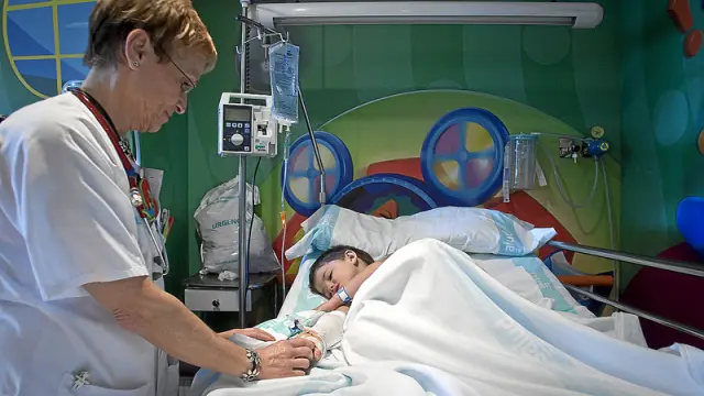 La enfermera Carmen Bosque con Javier Pueyo, que ayer era atendido en Urgencias del Infantil.