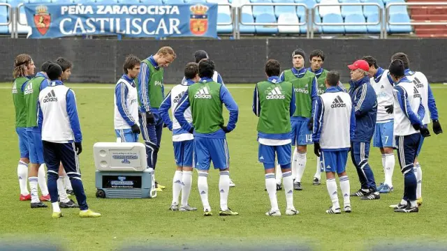 Los futbolistas del Real Zaragoza atienden las cosignas de Javier Aguirre en un pasaje del entrenamiento en La Romareda.
