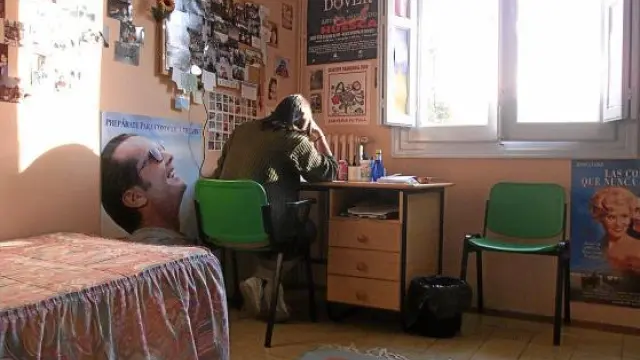 Una estudiante, en su habitación del colegio mayor Pedro Cerbuna de Zaragoza.