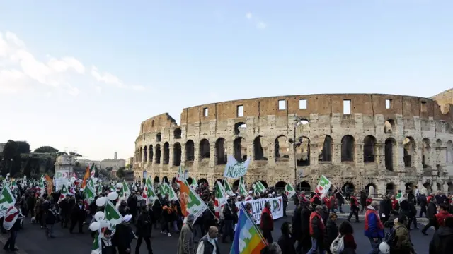 Cientos de manifestantes marchando frente al Coliseo