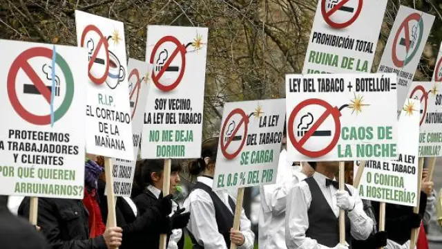Miembros de la Federación de Hostelería protestan contra la ley antitabaco, ayer en Madrid.