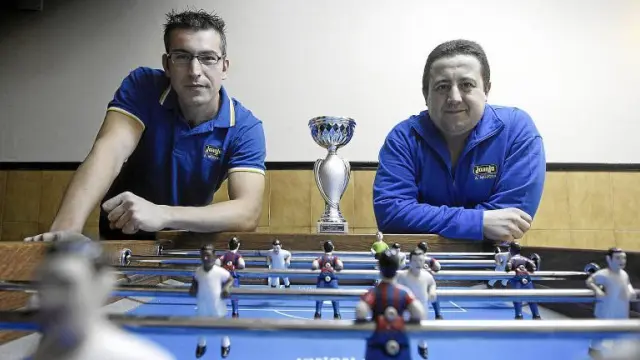 Mario Bernad (izquierda) y Javier García, como acostumbran, alrededor del futbolín del bar Pignatelli de Zaragoza.