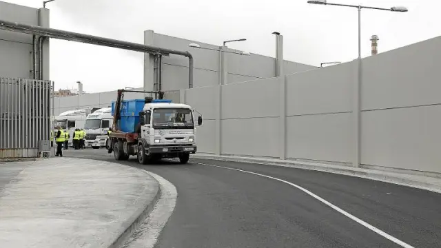 Los camiones ya pueden salir de Saica por el nuevo vial.