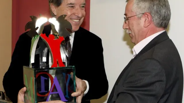 Gabilondo recibe el premio a la libertad de expresión de manos de Fernández Toxo.