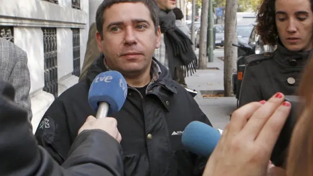 Javier Couso, hermano del periodista fallecido José Couso, hoy en las puertas de la Fiscalía