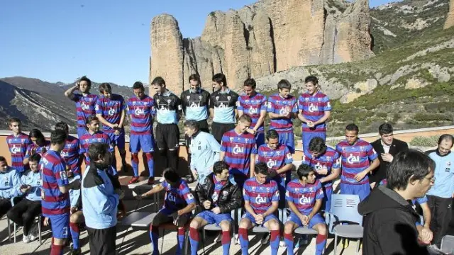 El Huesca se hizo ayer la foto oficial de la temporada con los Mallos de Riglos de fondo y, como el año pasado, por medio de un estudio fotográfico profesional.