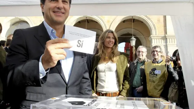 Joan Laporta muestra la papeleta en la recogida de voto anticipado para la consulta sobre independencia del próximo 10 de abril, el pasado domingo en Barcelona