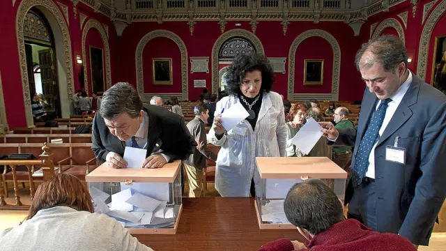 El rector, Manuel López, en el momento de depositar su voto, durante el Claustro universitario