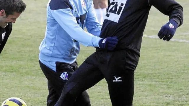 Gilvan, a la izquierda, junto a Lukic durante un entrenamiento del Huesca.