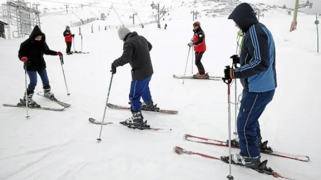 Unos esquiadores disfrutan de la estación de Javalambre, durante el mes de diciembre de 2010.