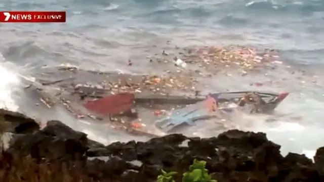 Captura del video emitido por la televisión local en el que se ven los restos del naufragio