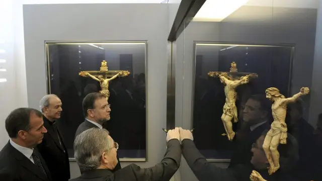 Marcelino Iglesias contempla el arte sacro del Museo de Barbastro