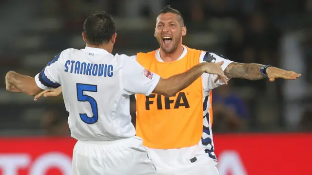 Stankovic celebra el primer gol con su compañero Materazzi.