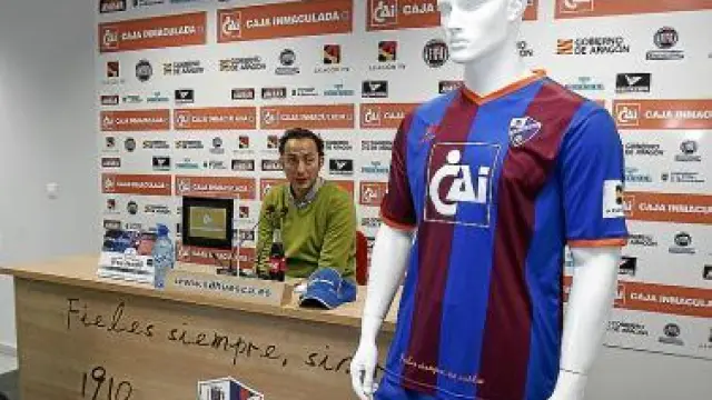 Raúl Ojeda, en la presentación de la nueva camiseta.
