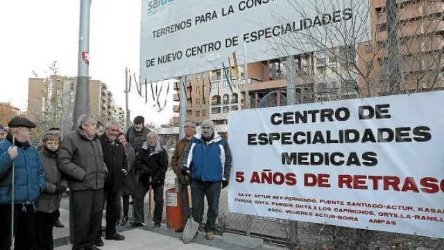 La protesta se celebró frente al solar de María Zambrano que debería albergar el ambulatorio.