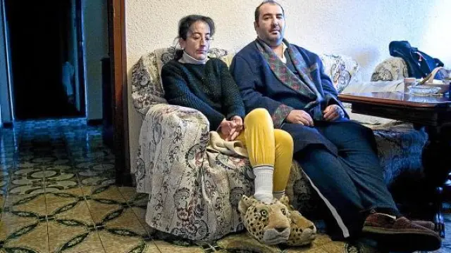 Carmen Miñana y Jesús Ángel Lázaro en el salón de su casa, que han estado a punto de perder.