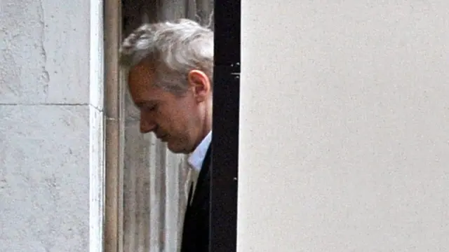 Julian Assange entrando en la fiscalía para comparecer sobre su libertad condicional