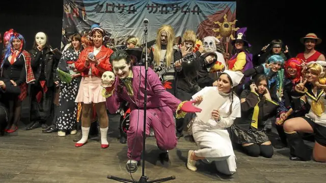 Los participantes del concurso de 'cosplay' posan en el escenario junto al Joker, que hizo de presentador.