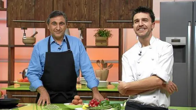 A la izquierda, el humorista Javier Segarra, junto al cocinero Daniel Yranzo.