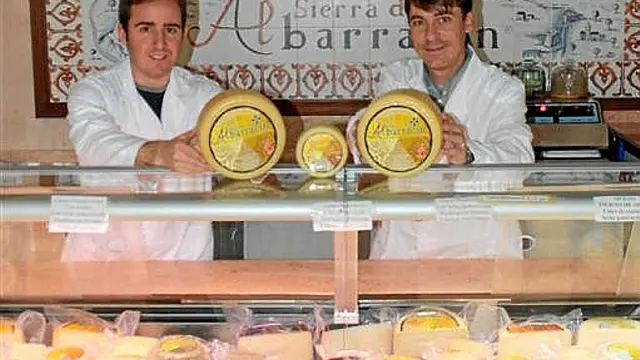 Joaquín Alpuente, maestro quesero, y Alberto Asensio, gerente.