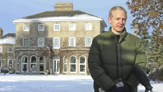 Assange atiende a los medios a las afueras de su residencia en Inglaterra.