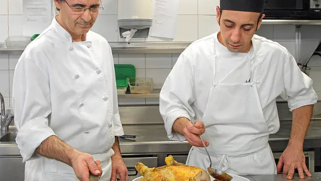 Esteban Zamora y Orlando Tobajas, cocineros del restaurante El Cachirulo.