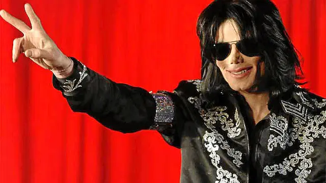 La trituradora ruidosa del negocio canta victoria con Michael Jackson.