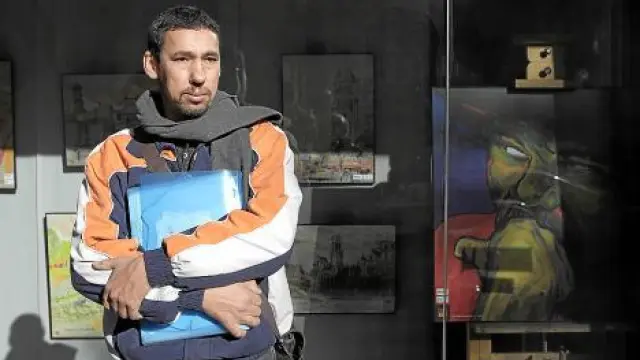 Abdelaziz en el escaparate de una academia de pintura, oficio que le encanta.