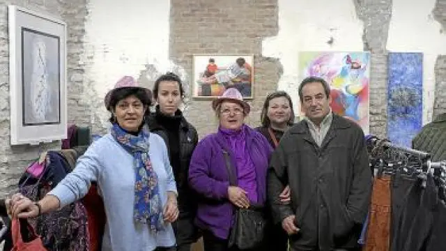 Encarna Bolsa, Pilar Coma, Cristina Beltrán, Pilar Barranco e Ignacio Mayayo, en el mercadillo de Amasol.