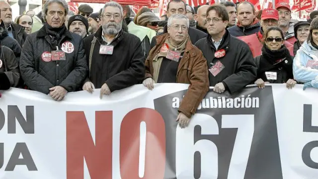 Los secretarios de UGT Madrid, José Ricardo Martínez, y de CC. OO. Madrid, Javier López, flanquean a Méndez y Toxo, ayer en la manifestación.