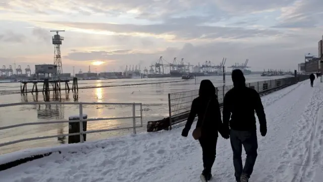 Atardecer en un Hamburgo cubierto por la nieve.