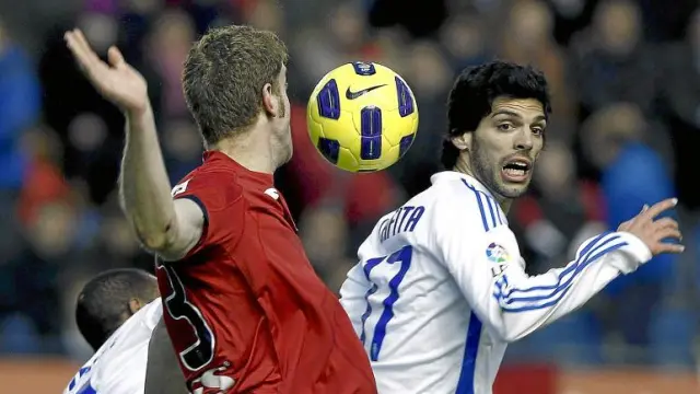 Ángel Lafita y Sergio Fernández pretenden tocar un balón durante el partido de ayer, disputado en el Reyno de Navarra.