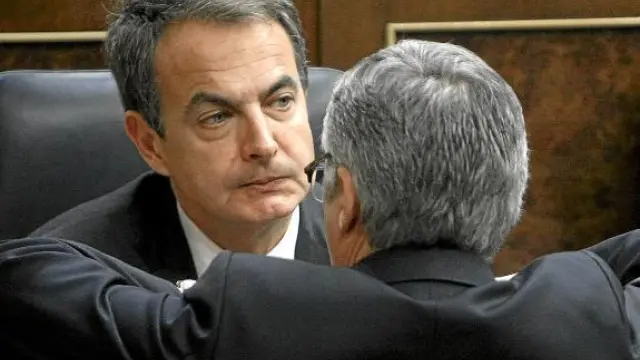 Rodríguez Zapatero charla con José Blanco durante un pasado pleno en el Congreso.