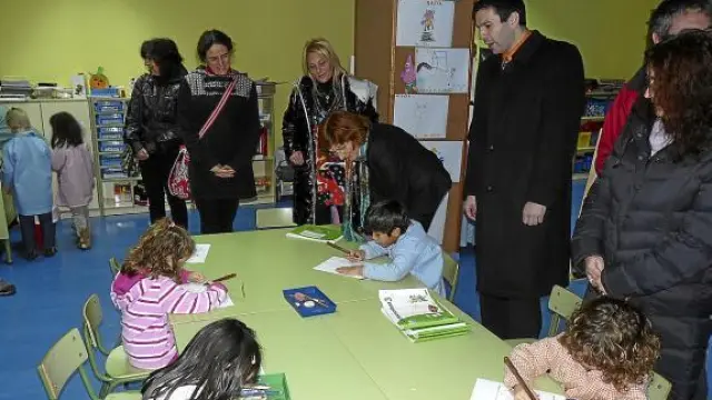 La consejera (en el centro hablando con un niño) visitó ayer el colegio de Canfranc.