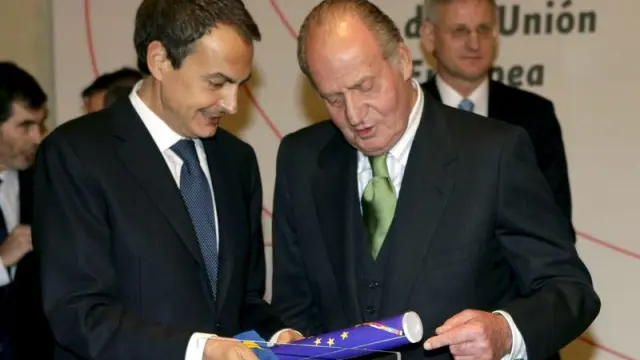 El presidente del Gobierno, Jose Luís Rodríguez Zapatero muestra al rey el distintivo que acredita a España en la presidencia de la UE
