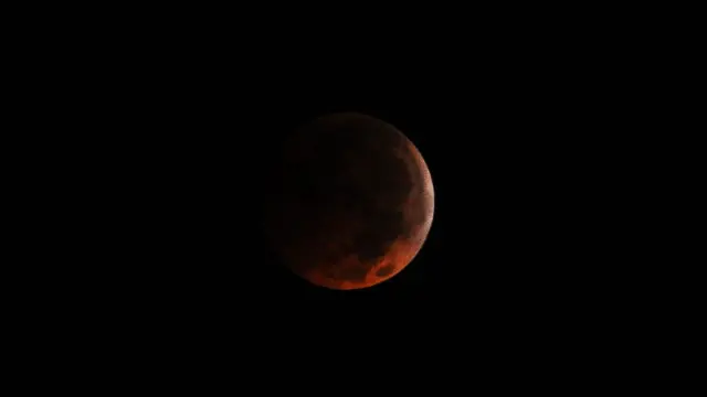 Un eclipse total de Luna antes del amanecer