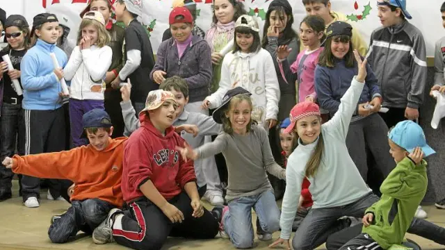 Los alumnos del colegio Pirineos-Pyrénees se atrevieron con danzas modernas como el hip-hop en su fiesta navideña.